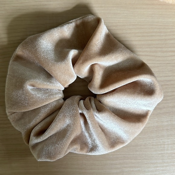 Express Scrunchie Set - Picture 4 of 8